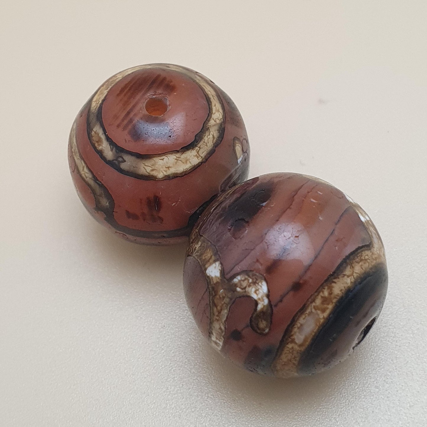 Lot von 2 antiken Amuletten aus geätzten Karneol-Achatperlen