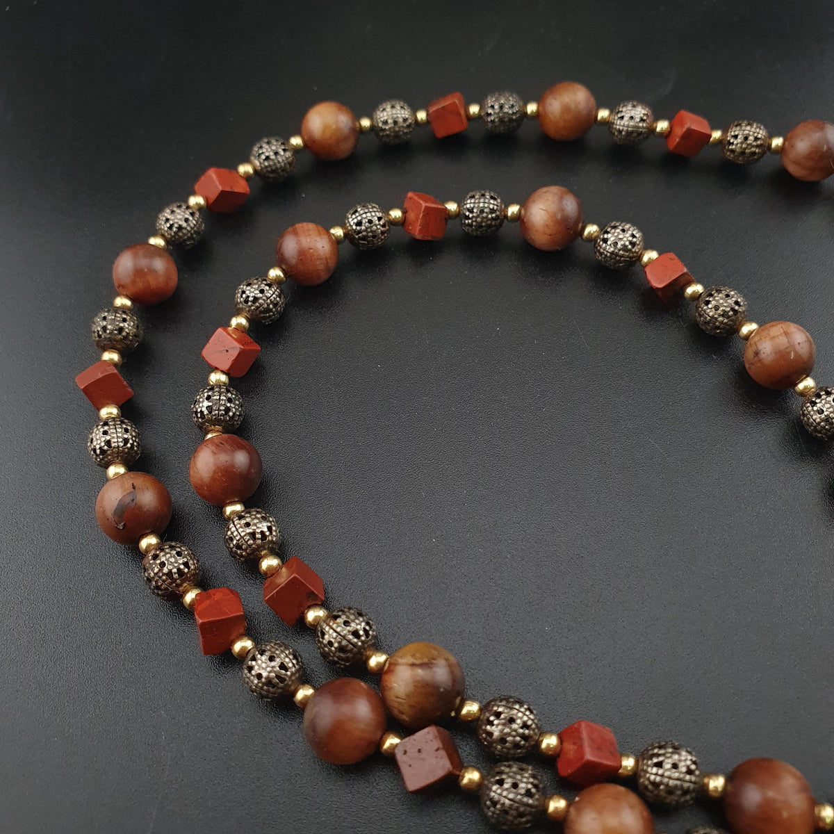 Collier vintage œil de tigre, jaspe et perles en laiton ancien