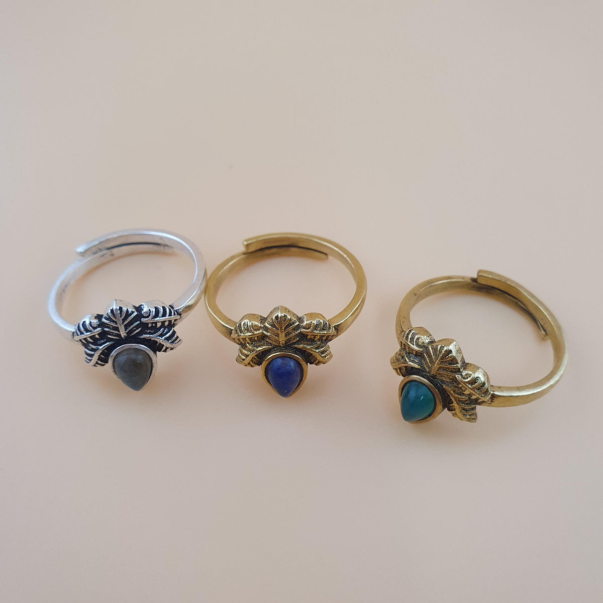 Lot de 3 Bagues Anciennes Ajustables Fleur en Laiton avec Jade, Lapis-Lazuli, Pierre de Lune