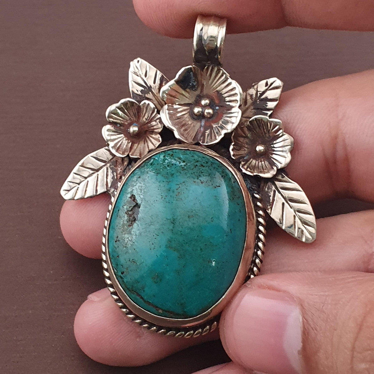 Pendentif en Laiton et Turquoise à Motif Floral Vintage