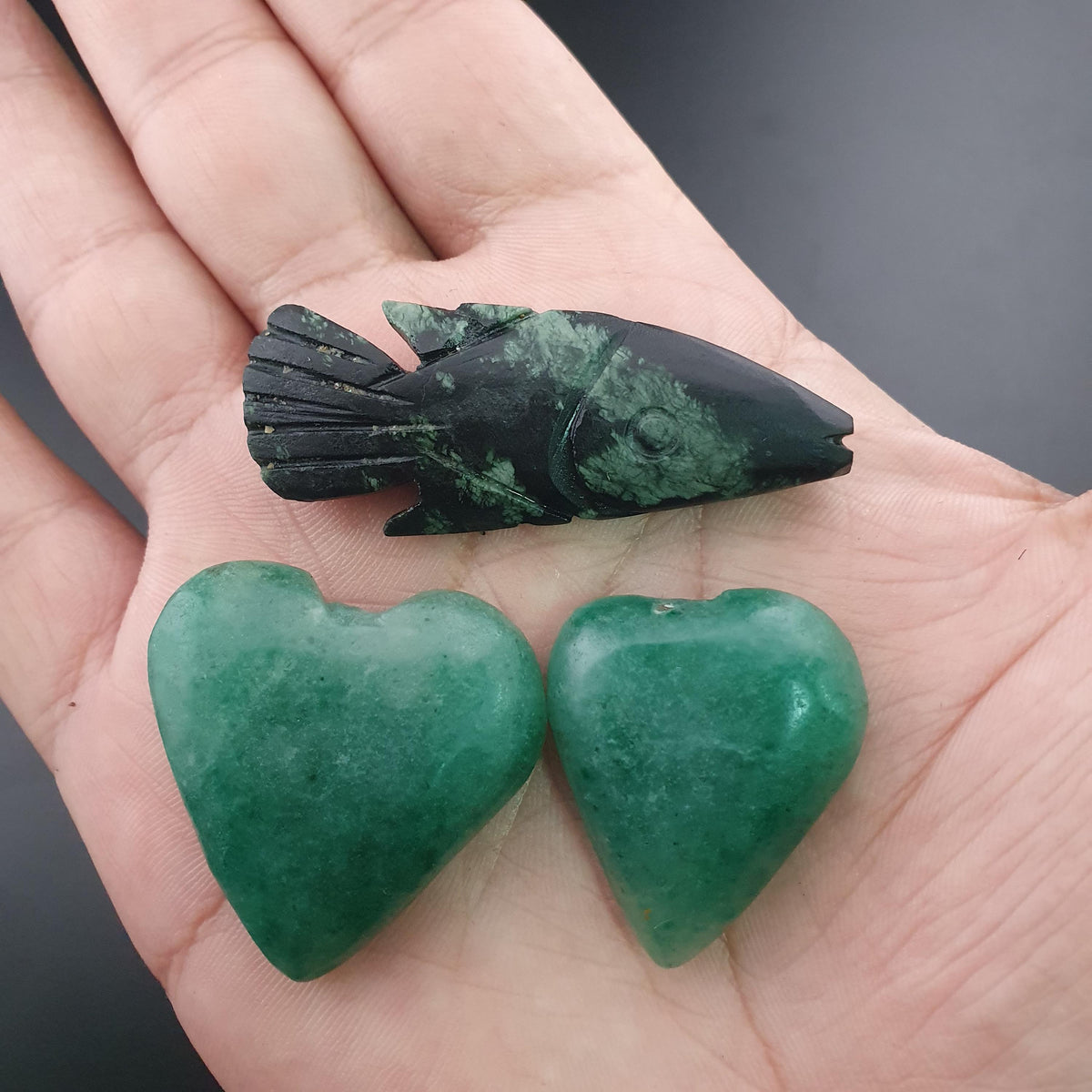 Lot de 3 pendentifs vintage en jade sculpté : un en forme de poisson, deux en forme de cœur vert.