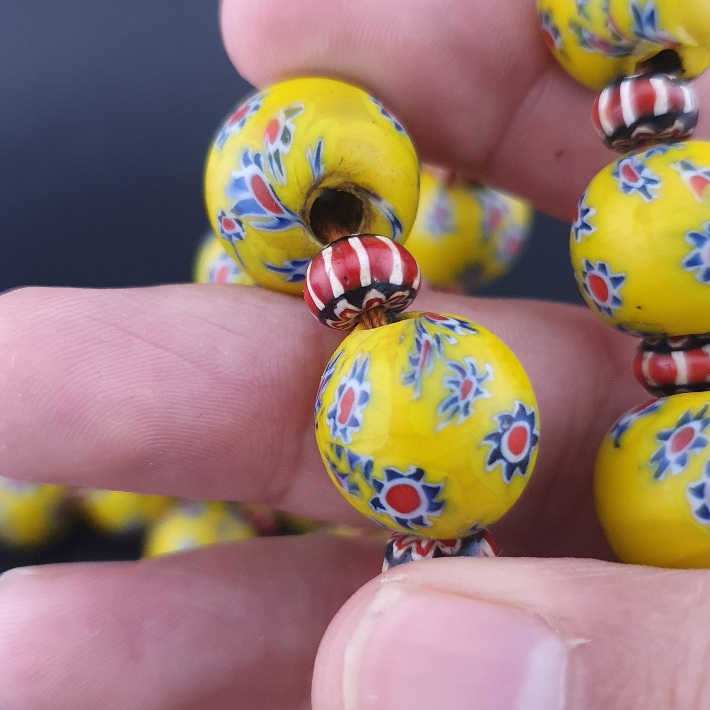 Antike venezianische gelbe Millefiori-Glasperlen & Chevron-Halskettenstrang