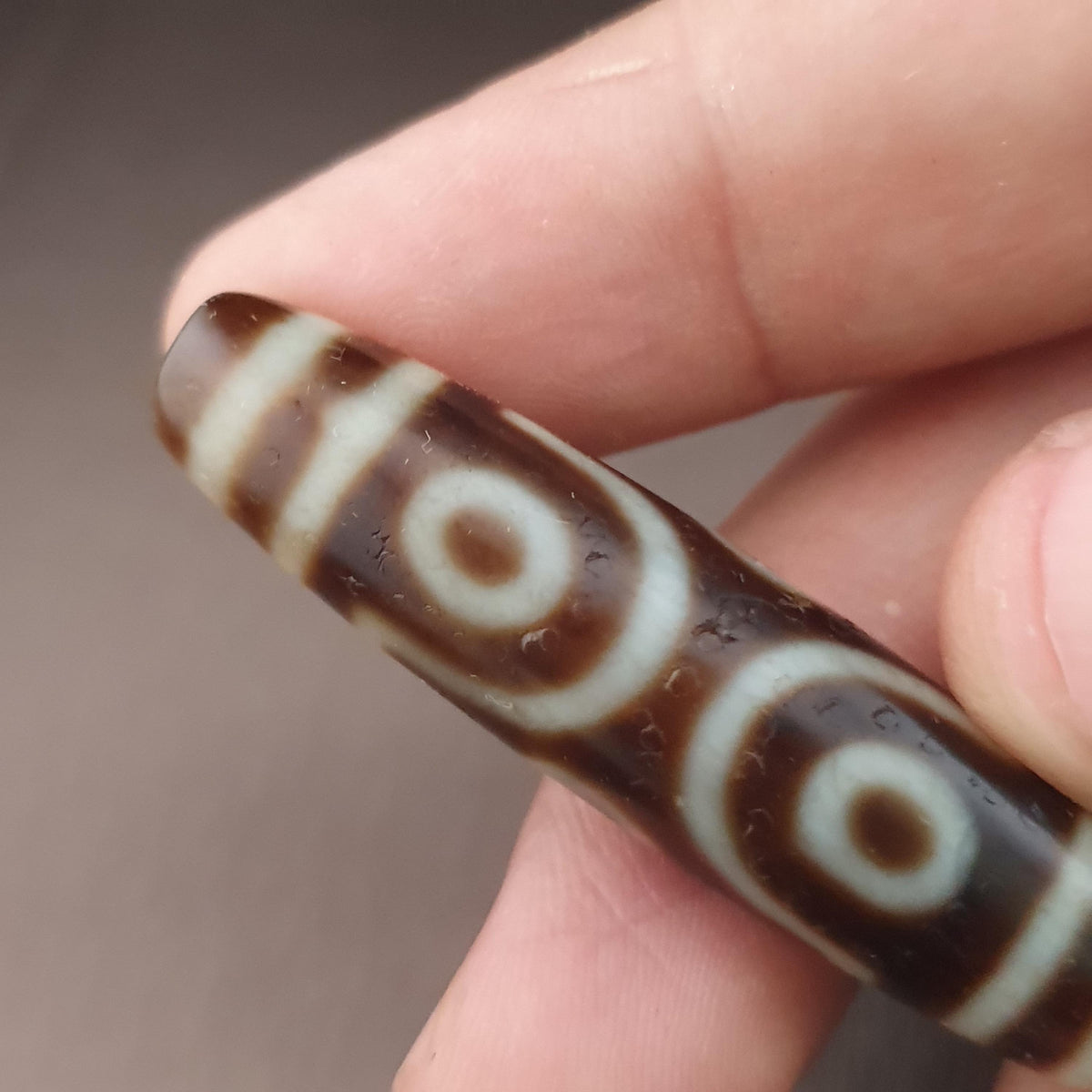 Amulette tibétaine ancienne Perle Dzi en Agate de l'Himalaya à 6 Yeux