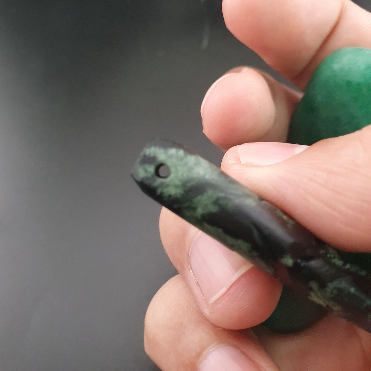 Lot de 3 pendentifs vintage en jade sculpté : un en forme de poisson, deux en forme de cœur vert.