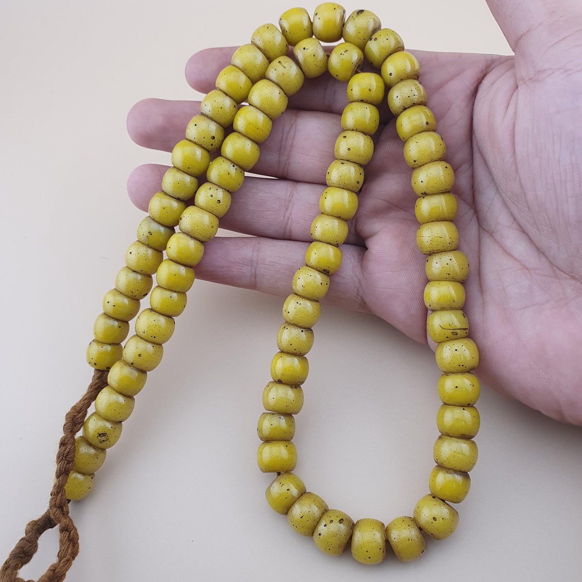 Anciennes Perles en Verre Jaunes Style Africain, 22 pouces