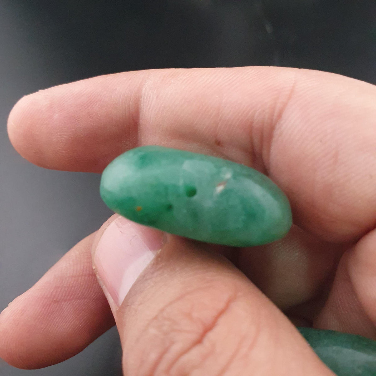 Lot de 3 pendentifs vintage en jade sculpté : un en forme de poisson, deux en forme de cœur vert.
