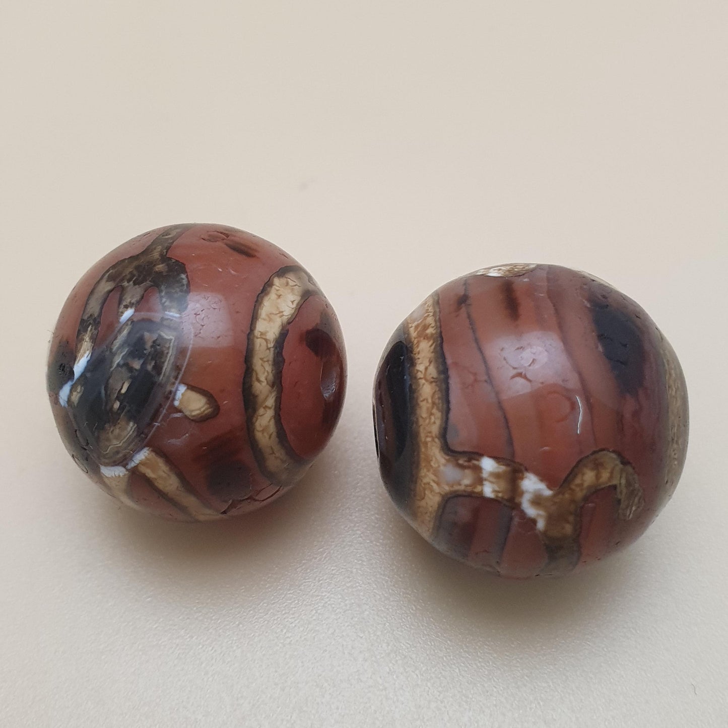 Lot von 2 antiken Amuletten aus geätzten Karneol-Achatperlen