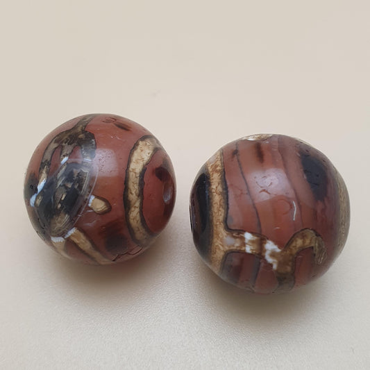 Lot von 2 antiken Amuletten aus geätzten Karneol-Achatperlen