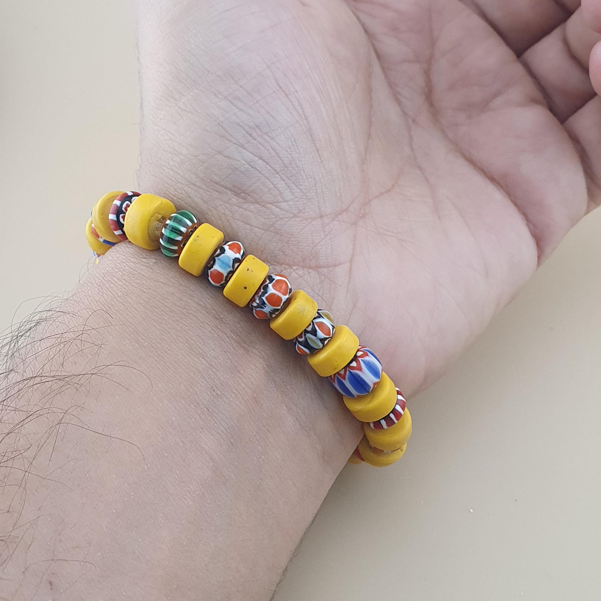 Bracelet en perles de verre vénitiennes vintage jaunes et à chevrons de style africain