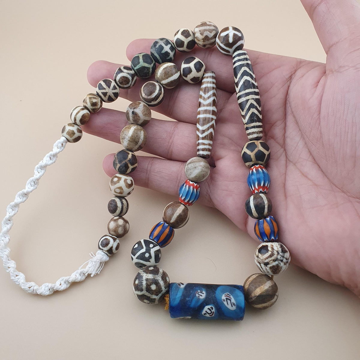 Collier Birman en perles Pumtek, Pyu et verre mélangées, Asie-Afrique, 50 cm