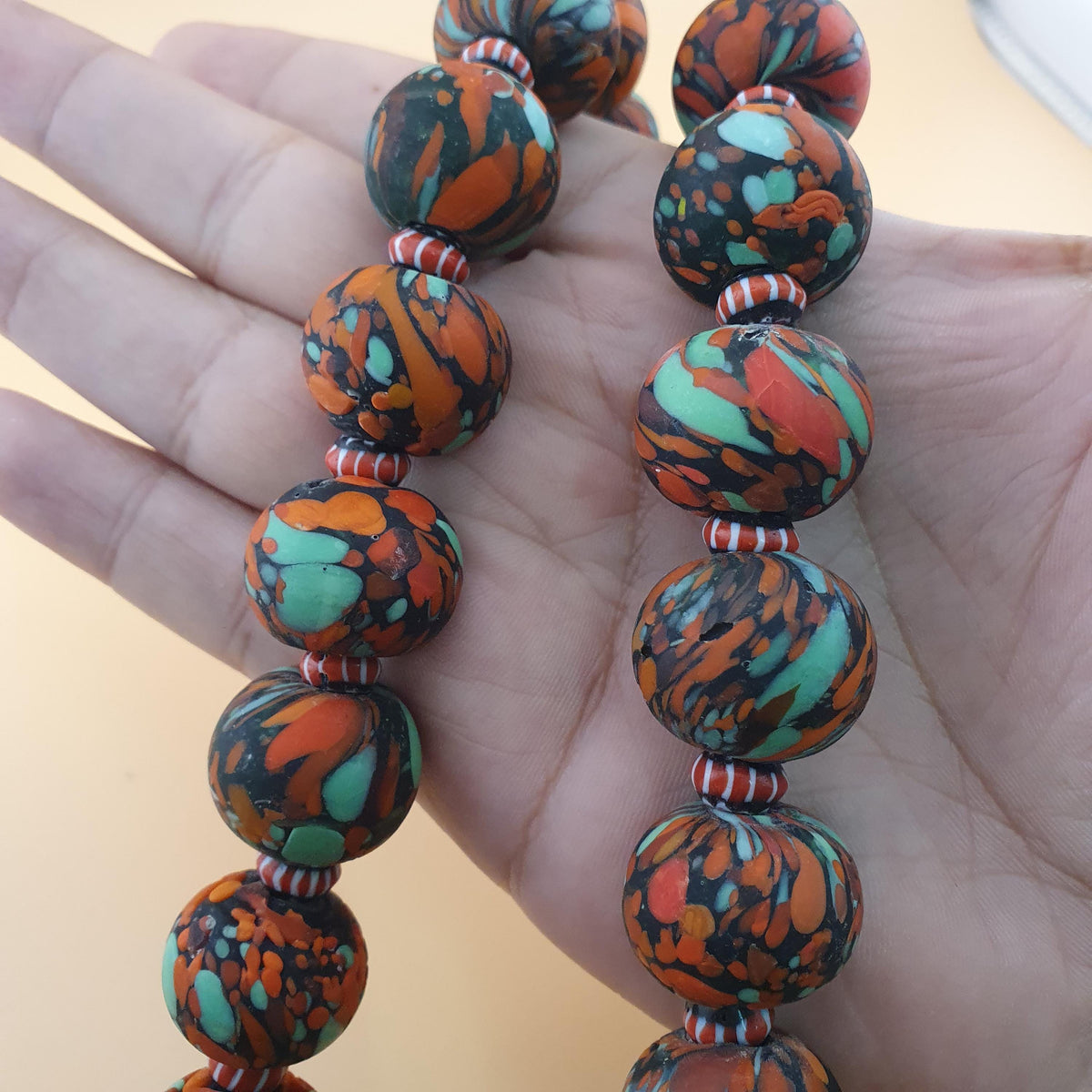 Collier perles de verre millefiori et perles de verre chevrons de style vénitien vintage 24 pouces
