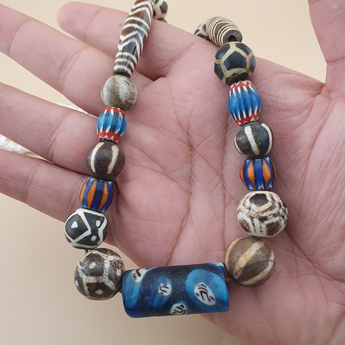 Collier Birman en perles Pumtek, Pyu et verre mélangées, Asie-Afrique, 50 cm