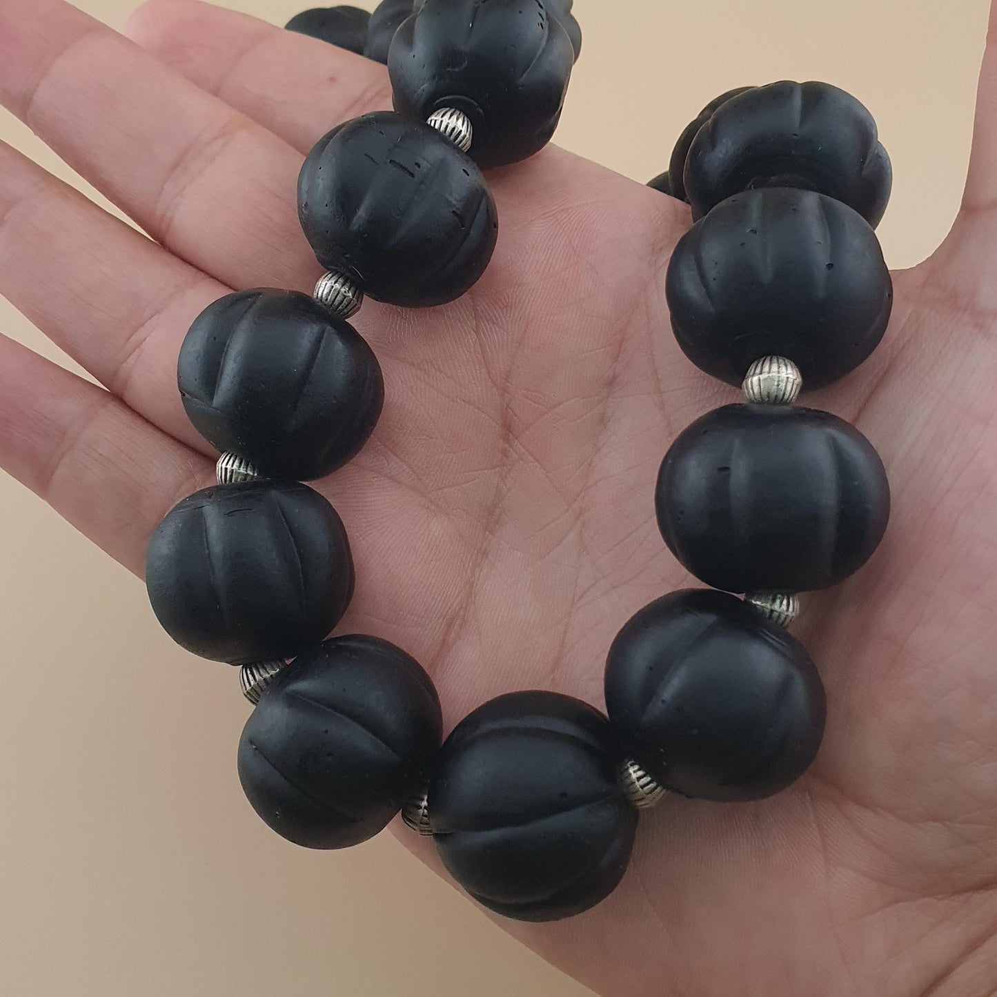 Antike afrikanische Halskette mit Glasperlen in dunkel-schwarzer Melonenform
