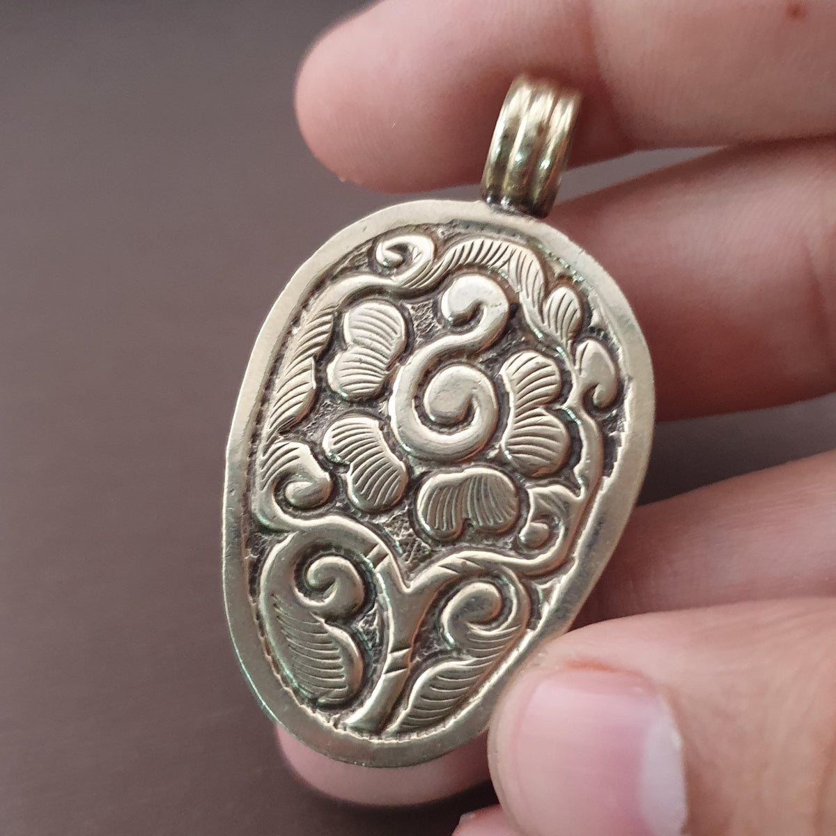 Pendentif vintage en œil de tigre sculpté en forme de crâne, design en laiton vintage