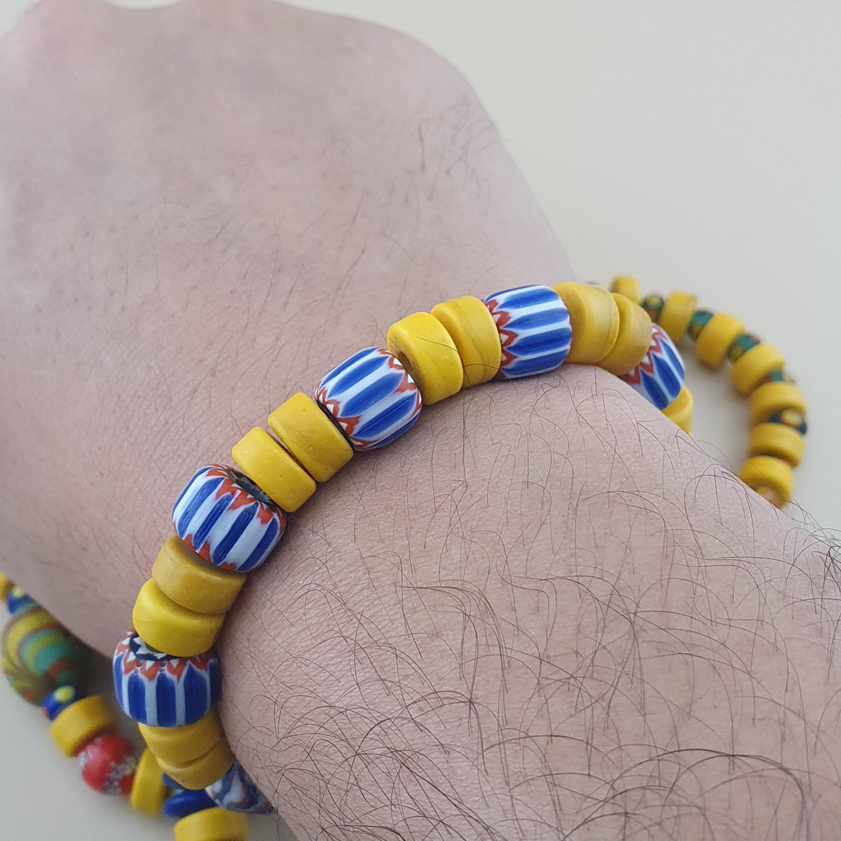 Lot vintage de 4 bracelets avec perles en verre africaines et de troc, jaunes assorties
