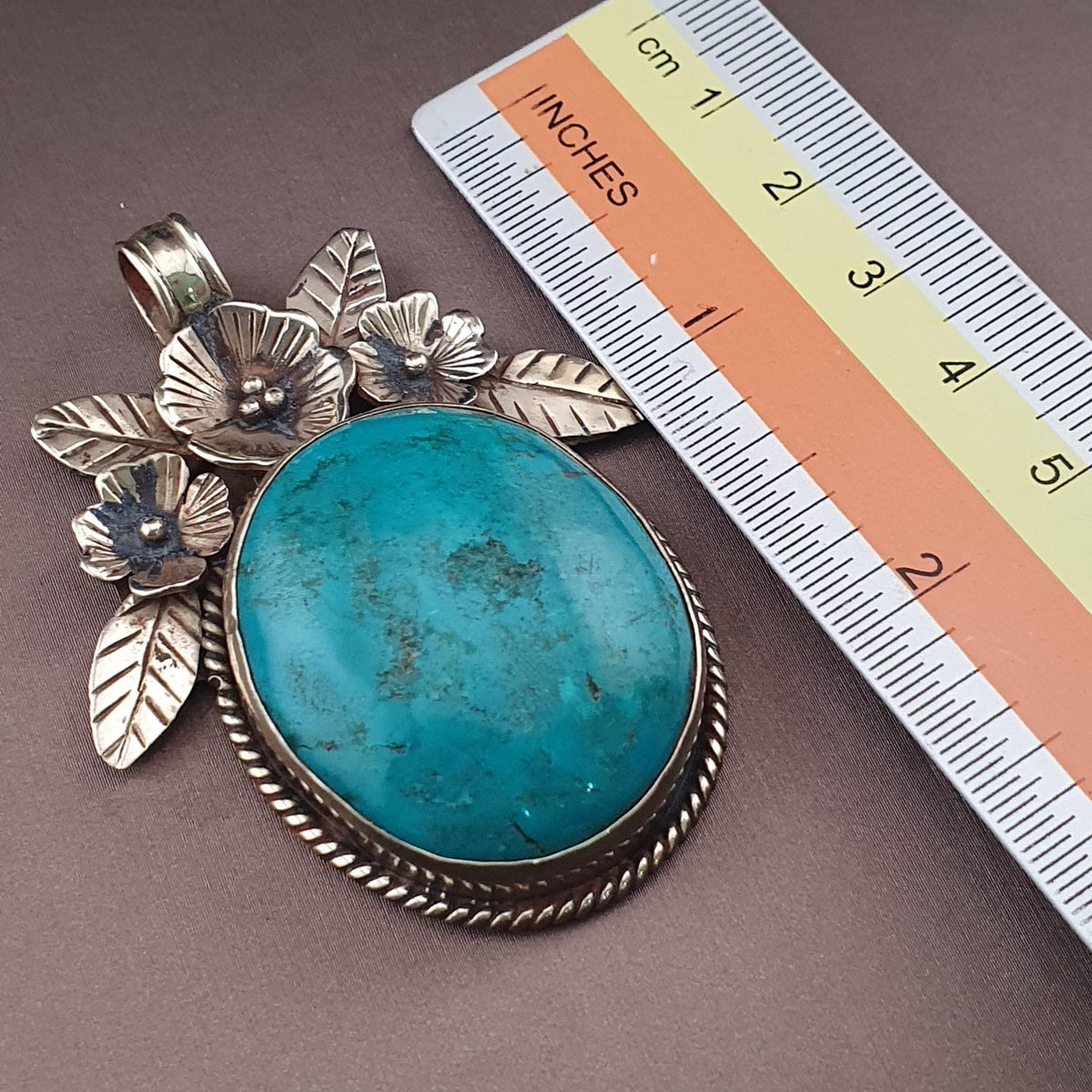Pendentif vintage en laiton avec motif floral turquoise