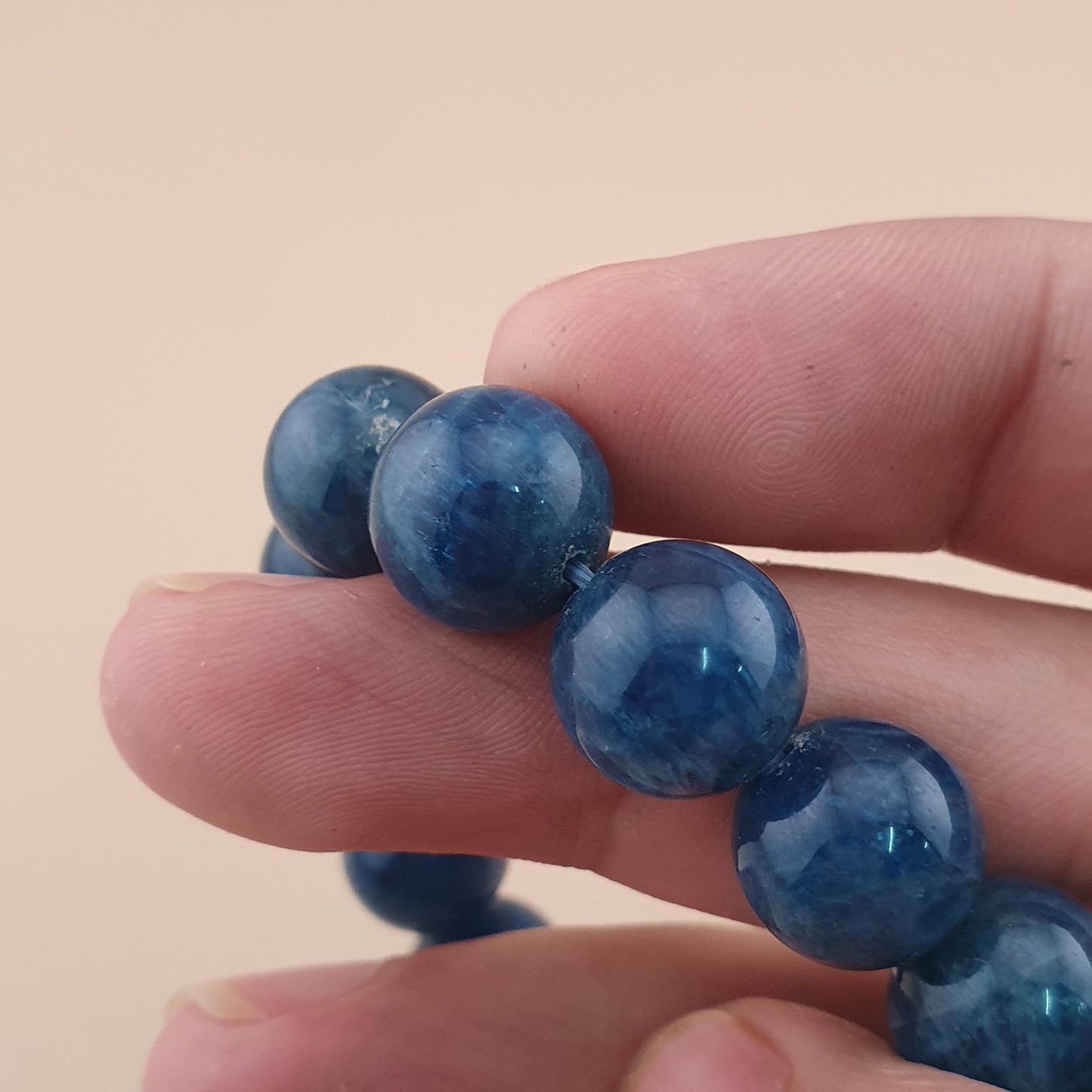 Armband aus polierten, runden Apatitperlen in Tiefseeblau