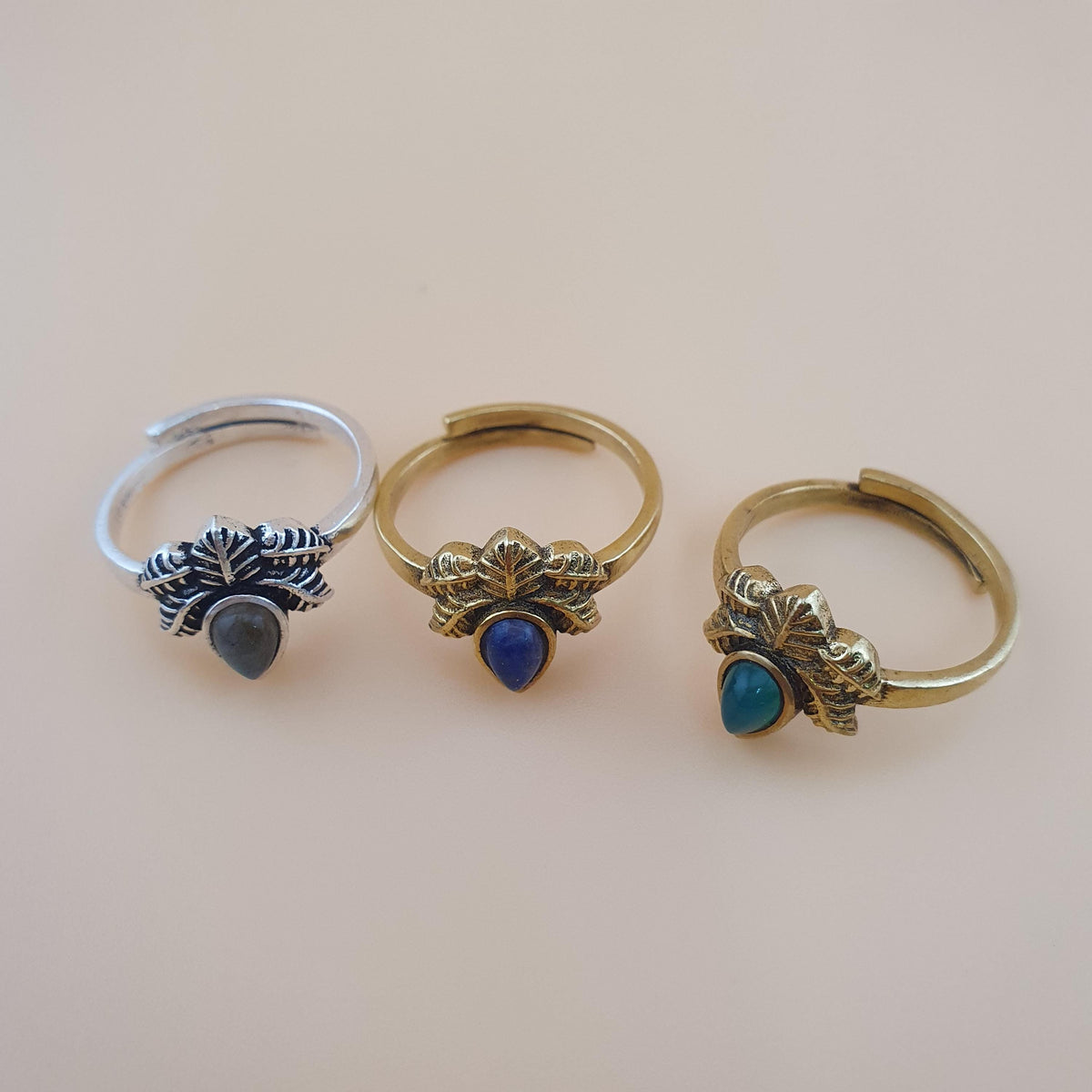 Lot de 3 Bagues Anciennes Ajustables Fleur en Laiton avec Jade, Lapis-Lazuli, Pierre de Lune