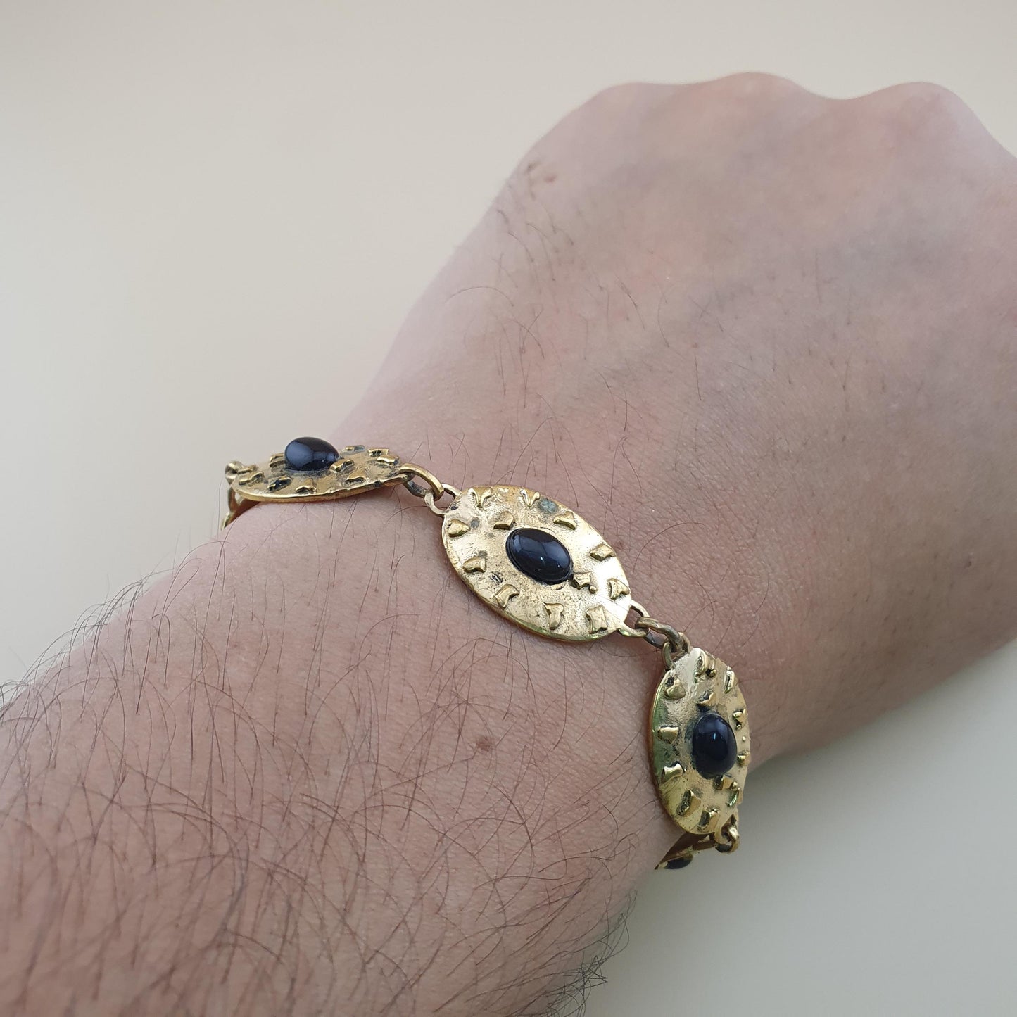 Geometrisches Vintage-Armband aus Messing und Onyx
