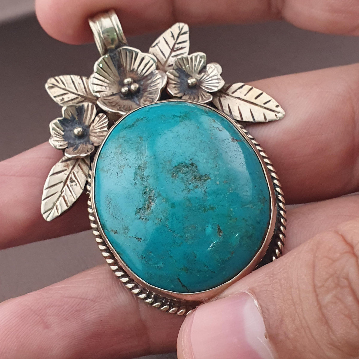 Pendentif vintage en laiton avec motif floral turquoise