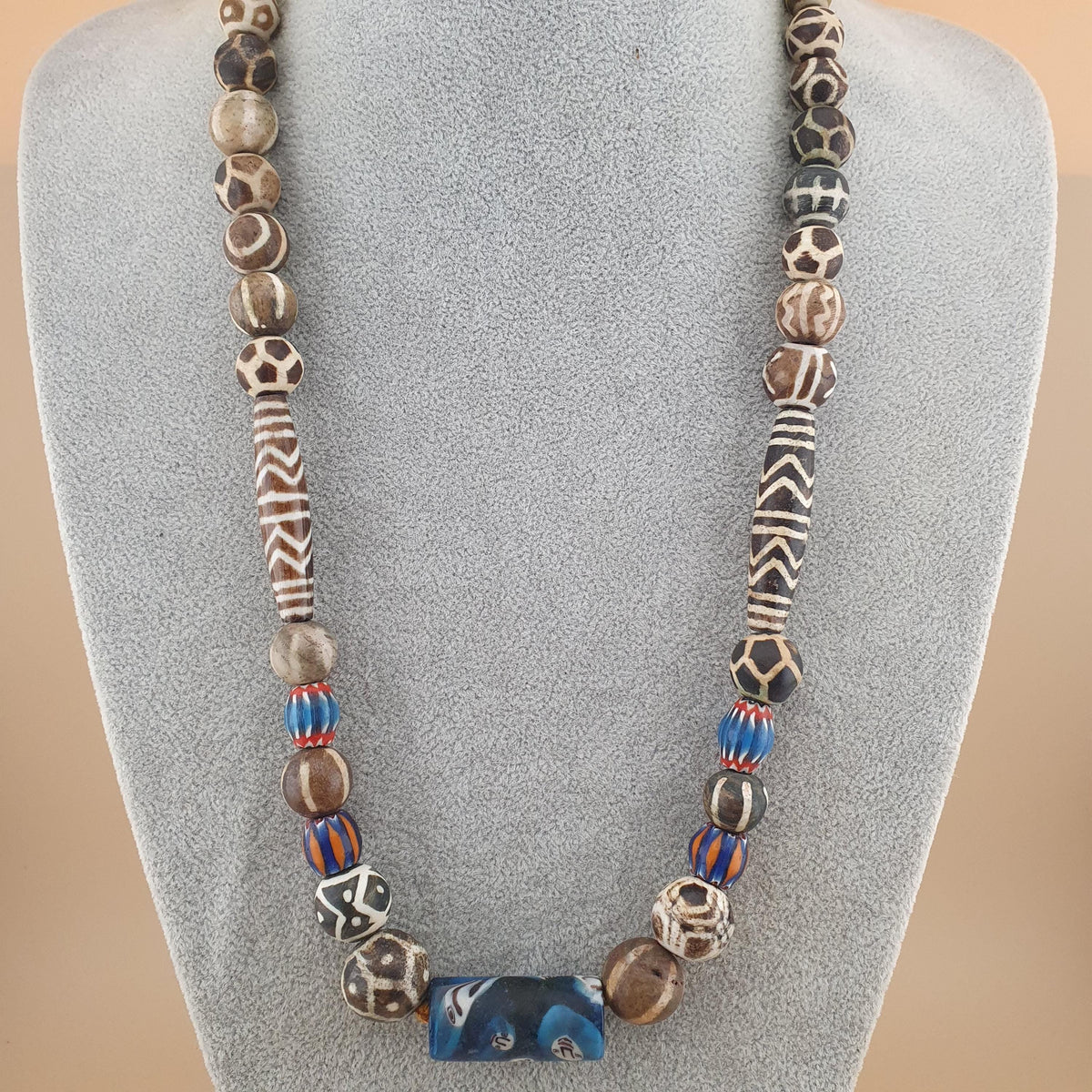 Collier Birman en perles Pumtek, Pyu et verre mélangées, Asie-Afrique, 50 cm